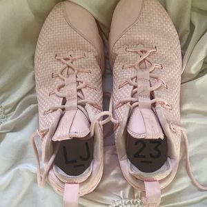 Lebron 14 Low in Prism Pink